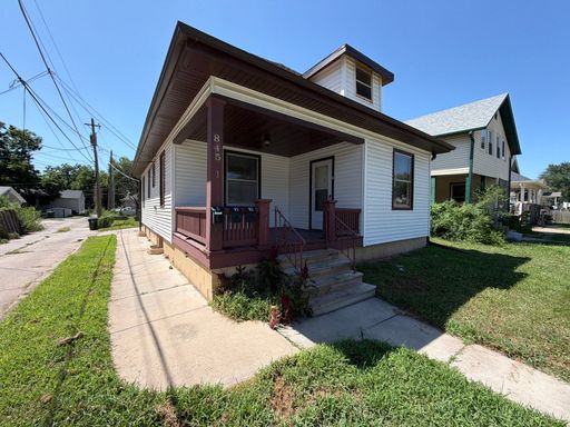 Updated 2-bedroom, 1 bathroom apartment with garage parking – photo 1