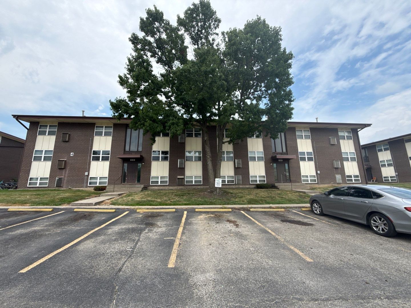 Maryville Apartment: 1121-1115 N College Drive
