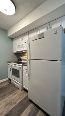 Modern 2-bedroom, 1 bathroom apartment for rent with garage parking – photo 1