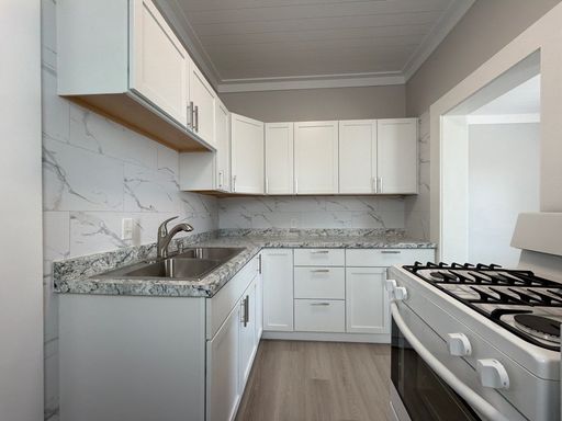 Pet-Friendly 1-Bedroom with Private Balcony
