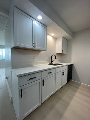 Conveniently located 2-bedroom, 1-bathroom apartment for rent. – photo 1