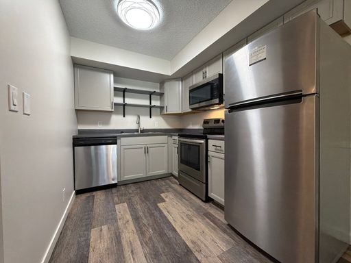 Modern 2-bedroom, 1 bathroom apartment with garage parking. – photo 1