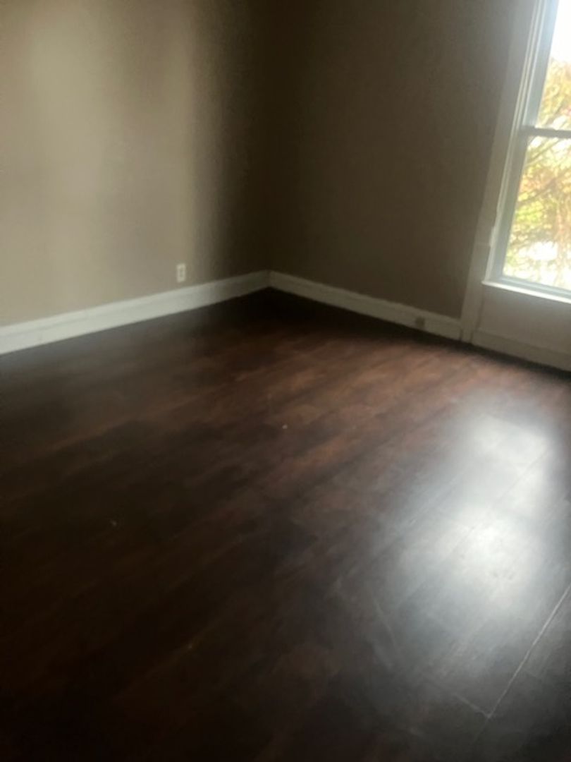 Roachdale Apartment: 7 S Walnut Street