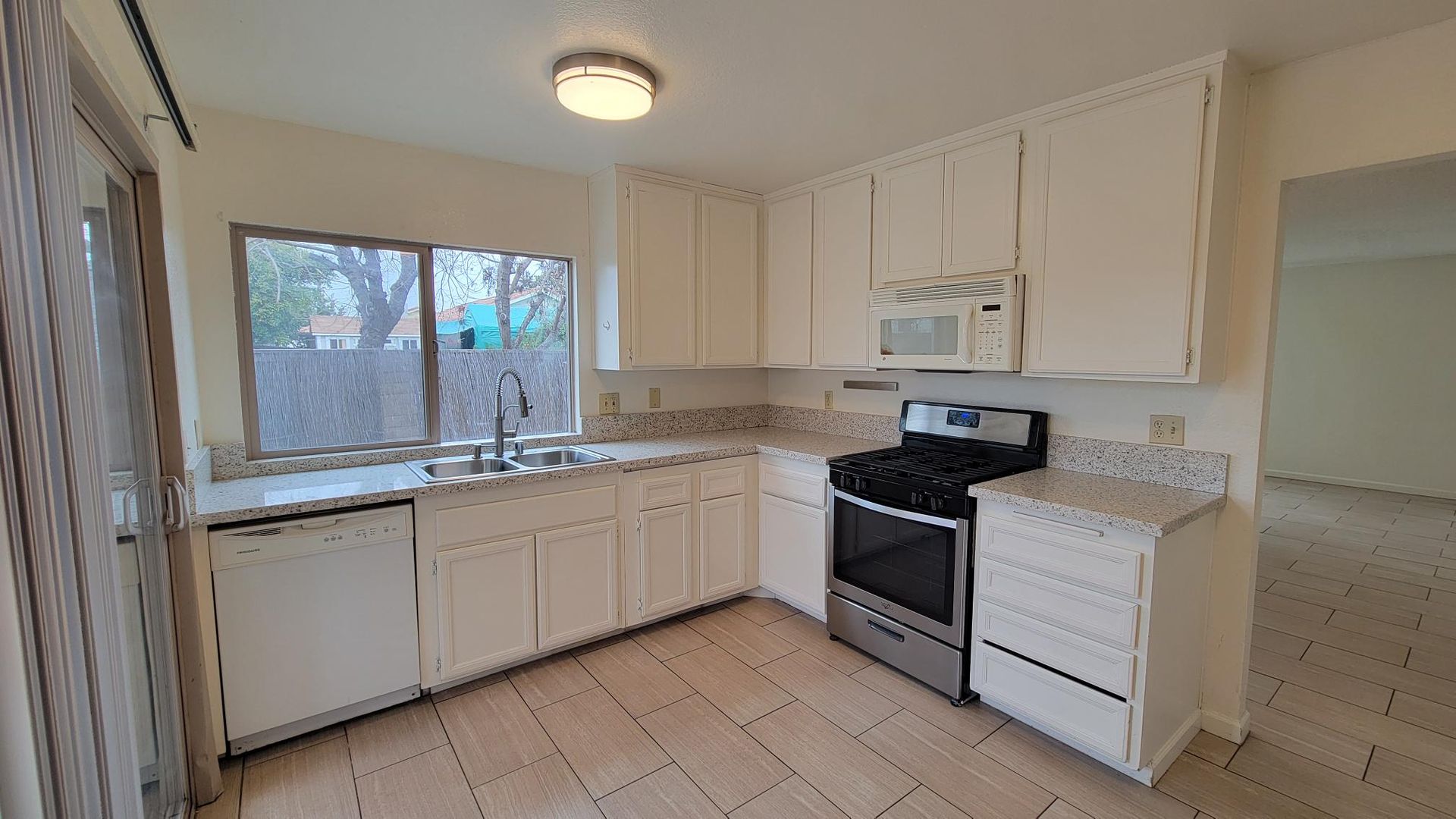 Oceanside Apartment: 185 Avenida Las Brisas