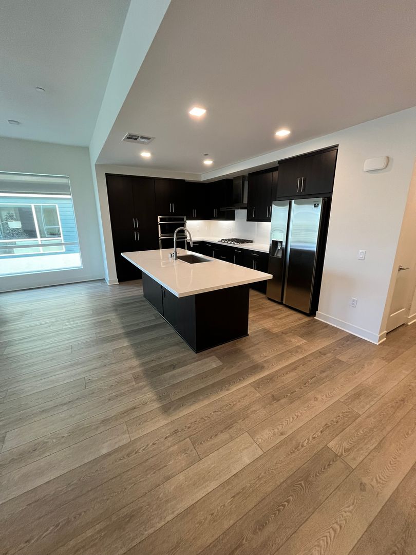 San Diego Condo: 2410 Community Ln