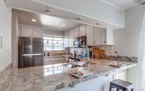 Spacious 2 Bedroom, 2.5 Bath Townhome - Pet Friendly with Modern Amenities! – photo 1