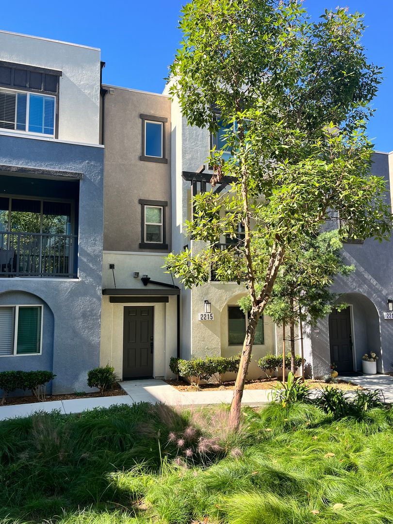 Vista Condo: 2215 Solara Ln