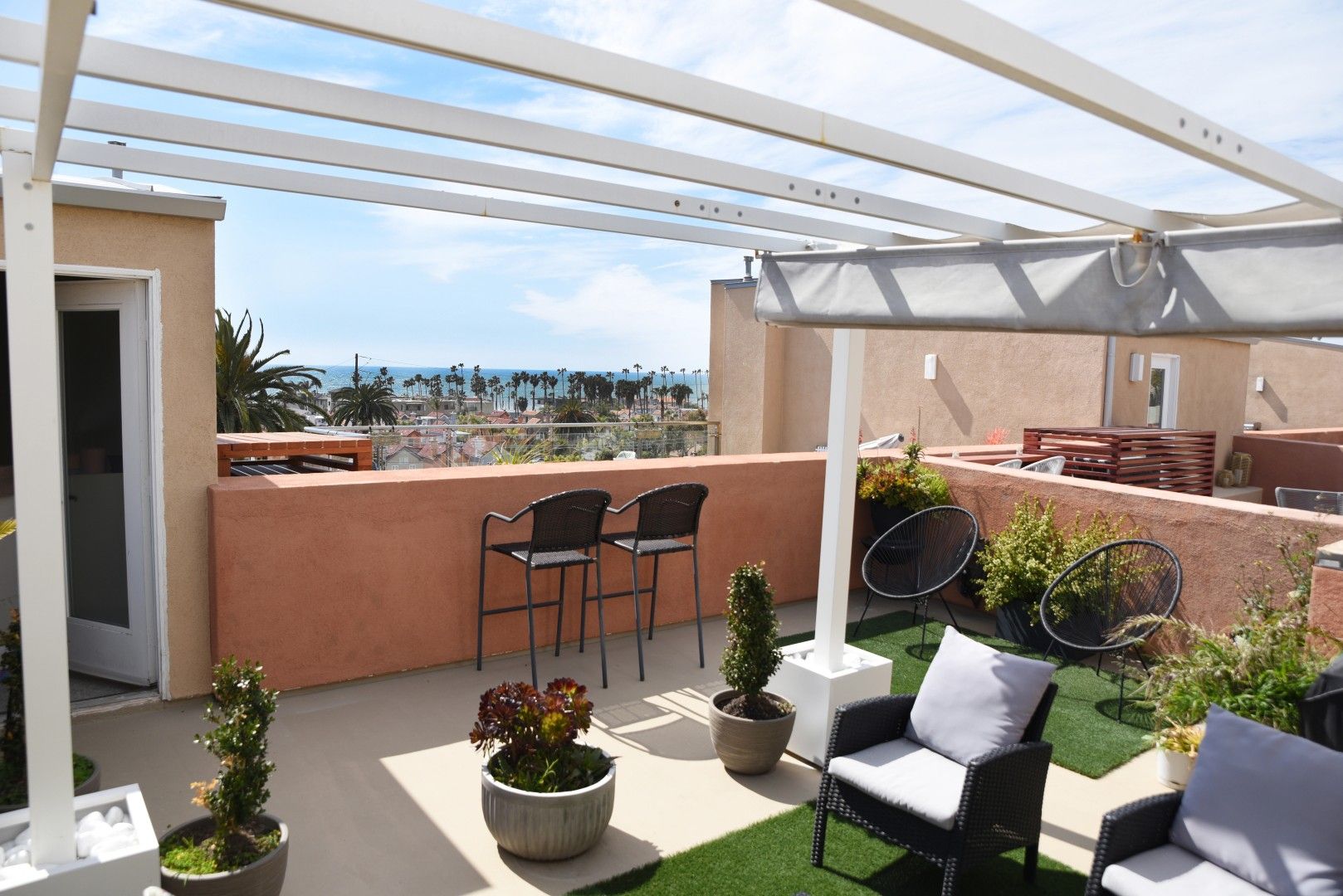 Oceanside House: 401 N Coast Highway #304