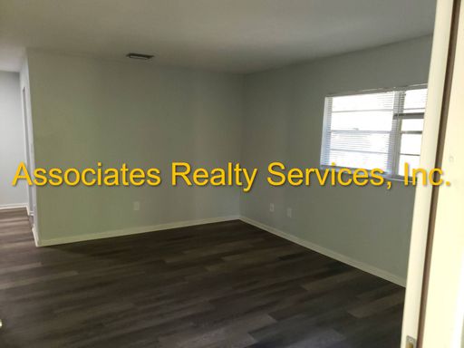 Remodeled upstairs unit off 6th street – photo 1