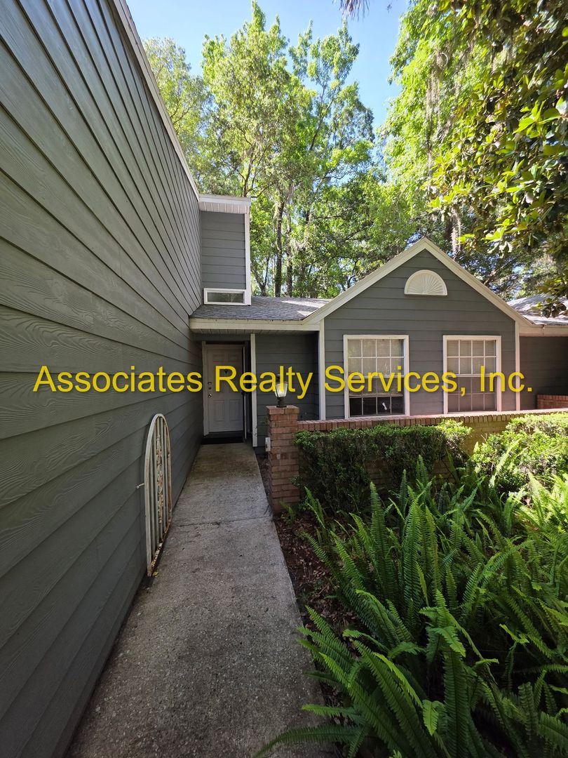 Gainesville House: 219 NW 48th Blvd