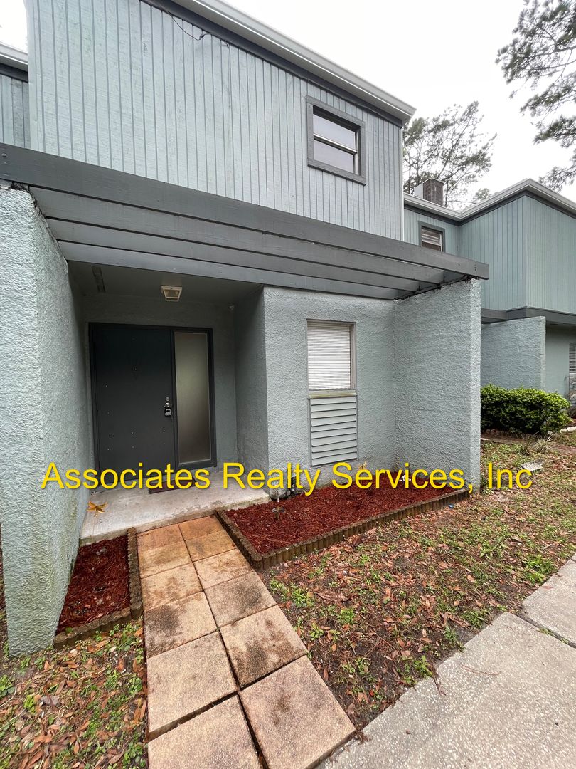 Gainesville House: 611 SW 75th Street