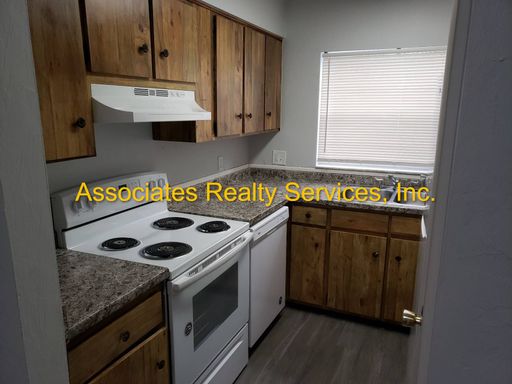 Upgraded 2BR Downstairs Apartment Off 6th Street – Pet Friendly! – photo 1