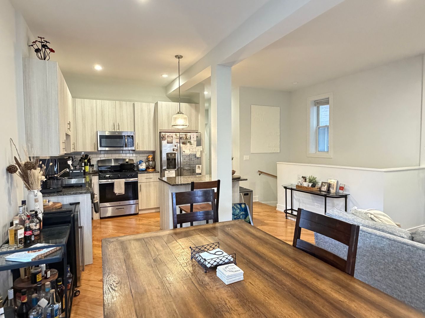 Chicago Apartment: 843 N Leavitt St