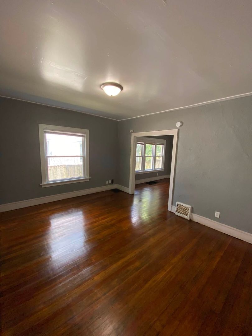 Davenport Apartment: 2209 Farnam St