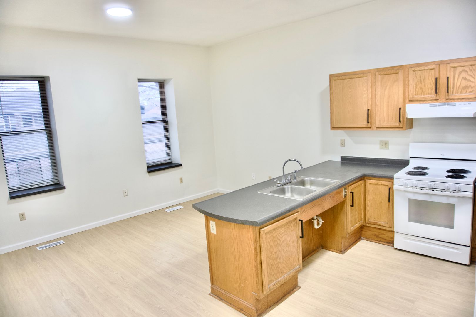 Davenport Apartment: 1128 W 5th St