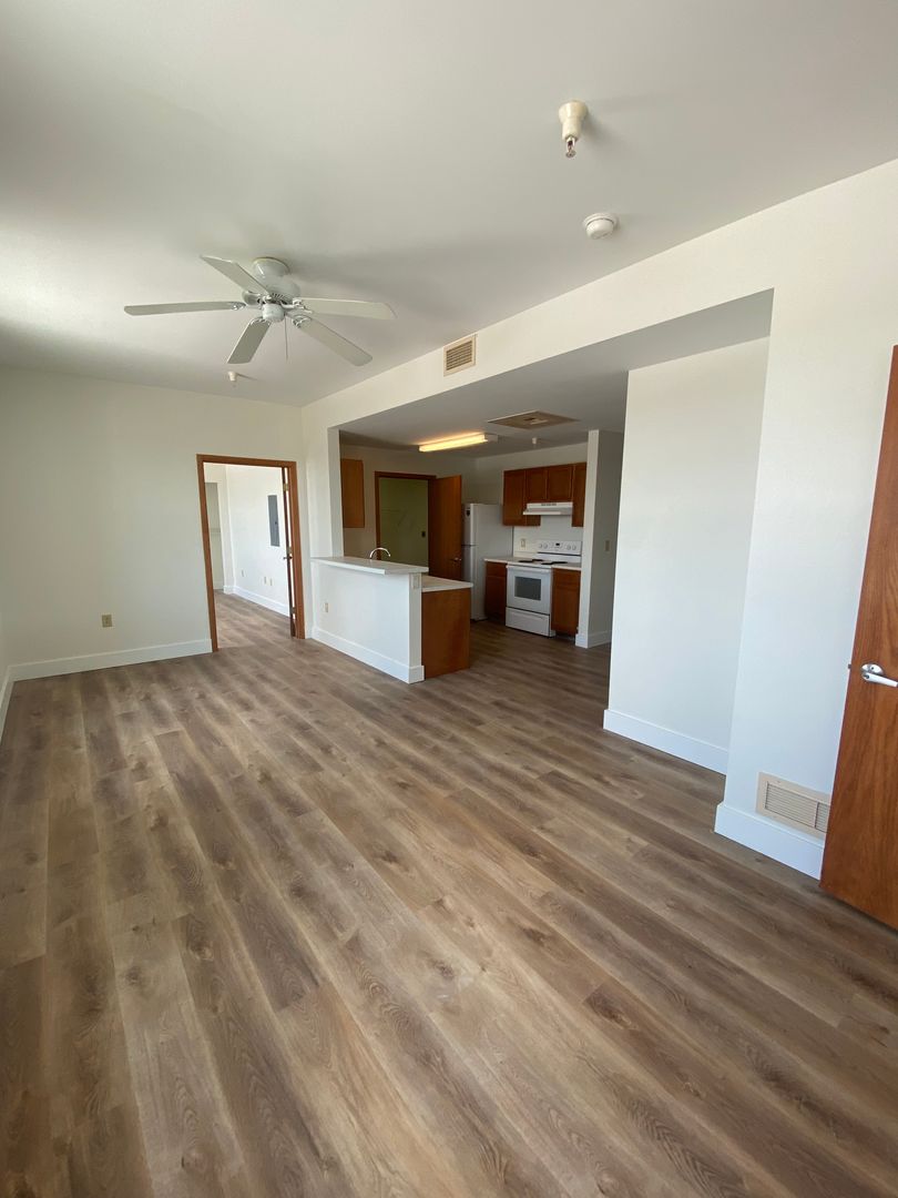 Davenport Apartment: 1212 W 3rd St