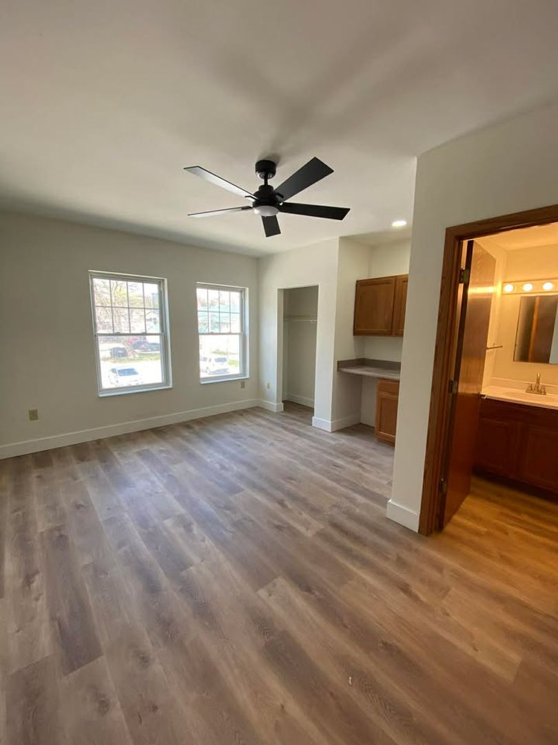 Davenport Apartment: 1212 W 3rd St