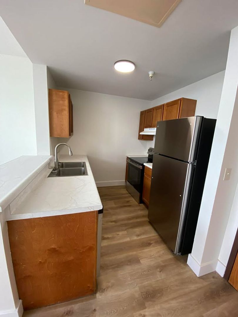 Davenport Apartment: 1212 W 3rd St