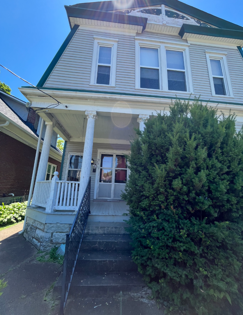 Louisville Apartment: 1938 Deerwood Avenue