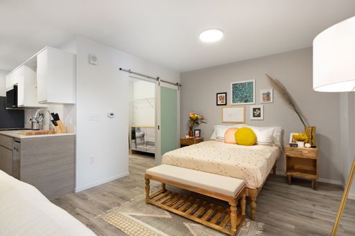Celebrate 6 Years at shareDOWNTOWN Arts District with our limited-time anniversary special. Receive 6 Weeks FREE, a $250 Move-In Cost Credit, and a $63 Security Deposit on approved credit. – photo 1