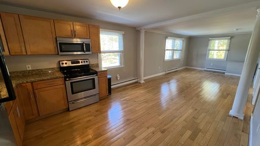 Bright and sunny, modern, Washer/Dryer in Unit,2 BR condo close to downtown Kittery. – photo 1
