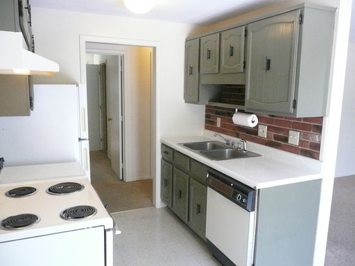 Spacious Second Floor Unit with Hot Water Included! – photo 1