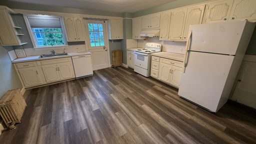 Very Large 2nd Floor 3 Bedroom Apartment with Heat Included – photo 1