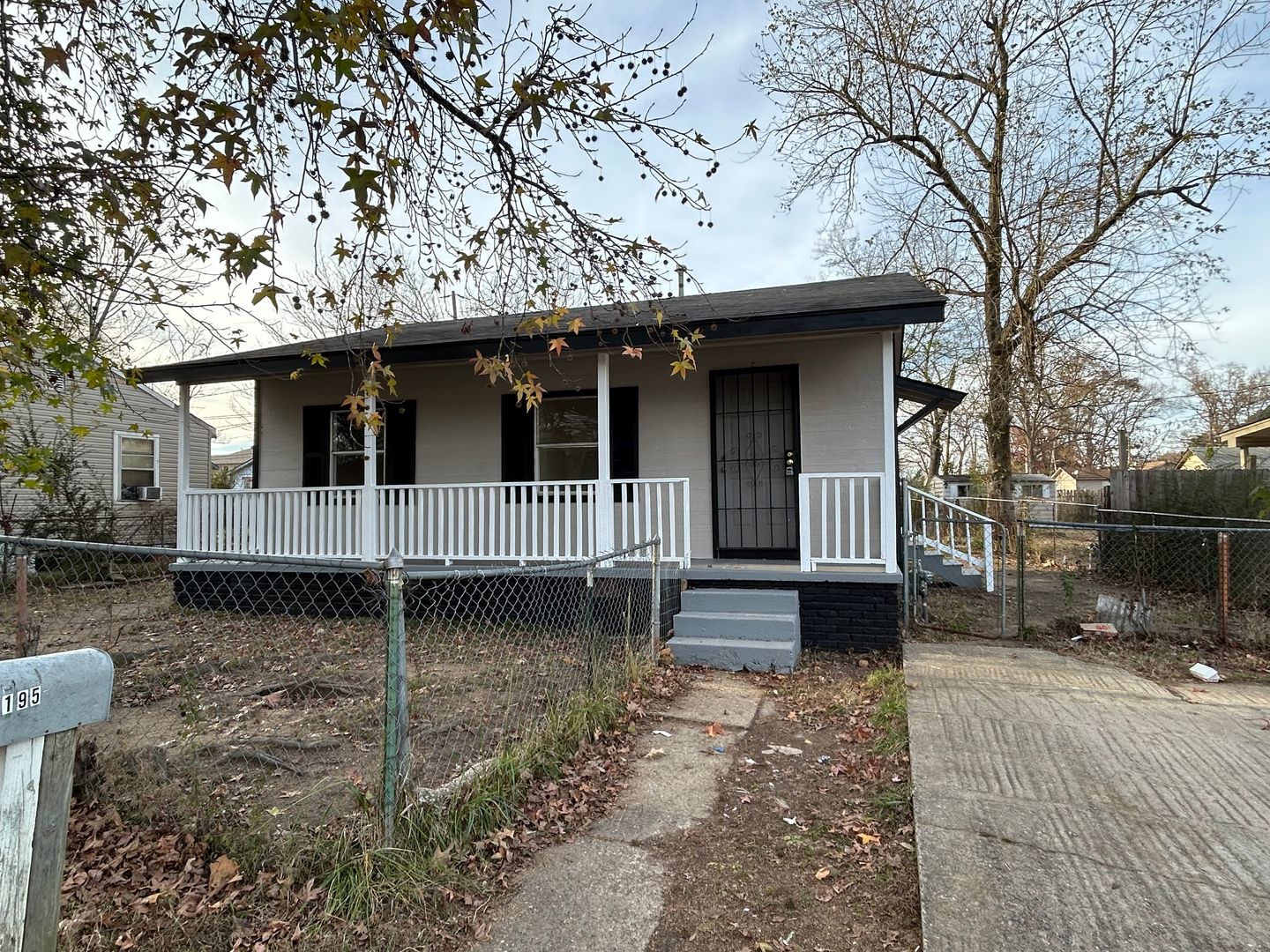Jacksonville House: 195 Pike Ave