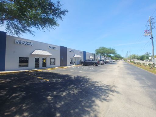 Endcap retail at signalized intersection – photo 1