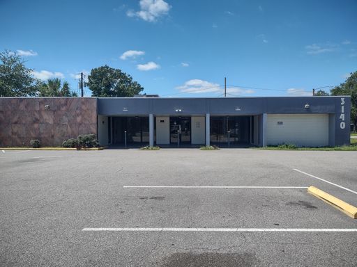 Freestanding medical offices on 34th St – photo 1