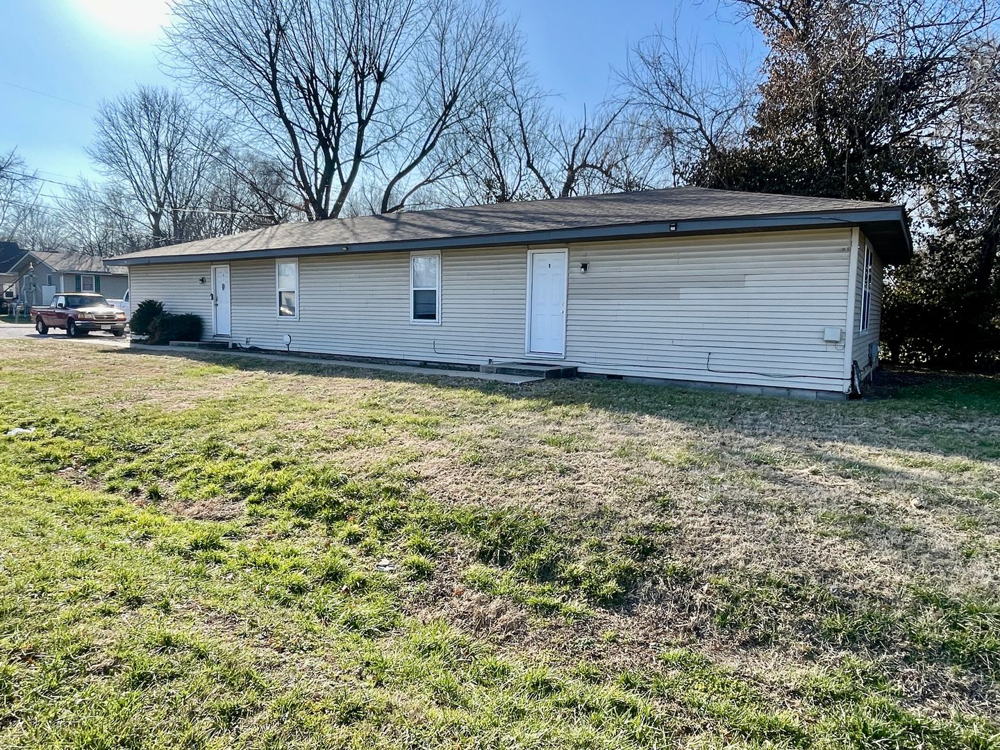 Springfield Apartment: 2405-B E. Pacific St.