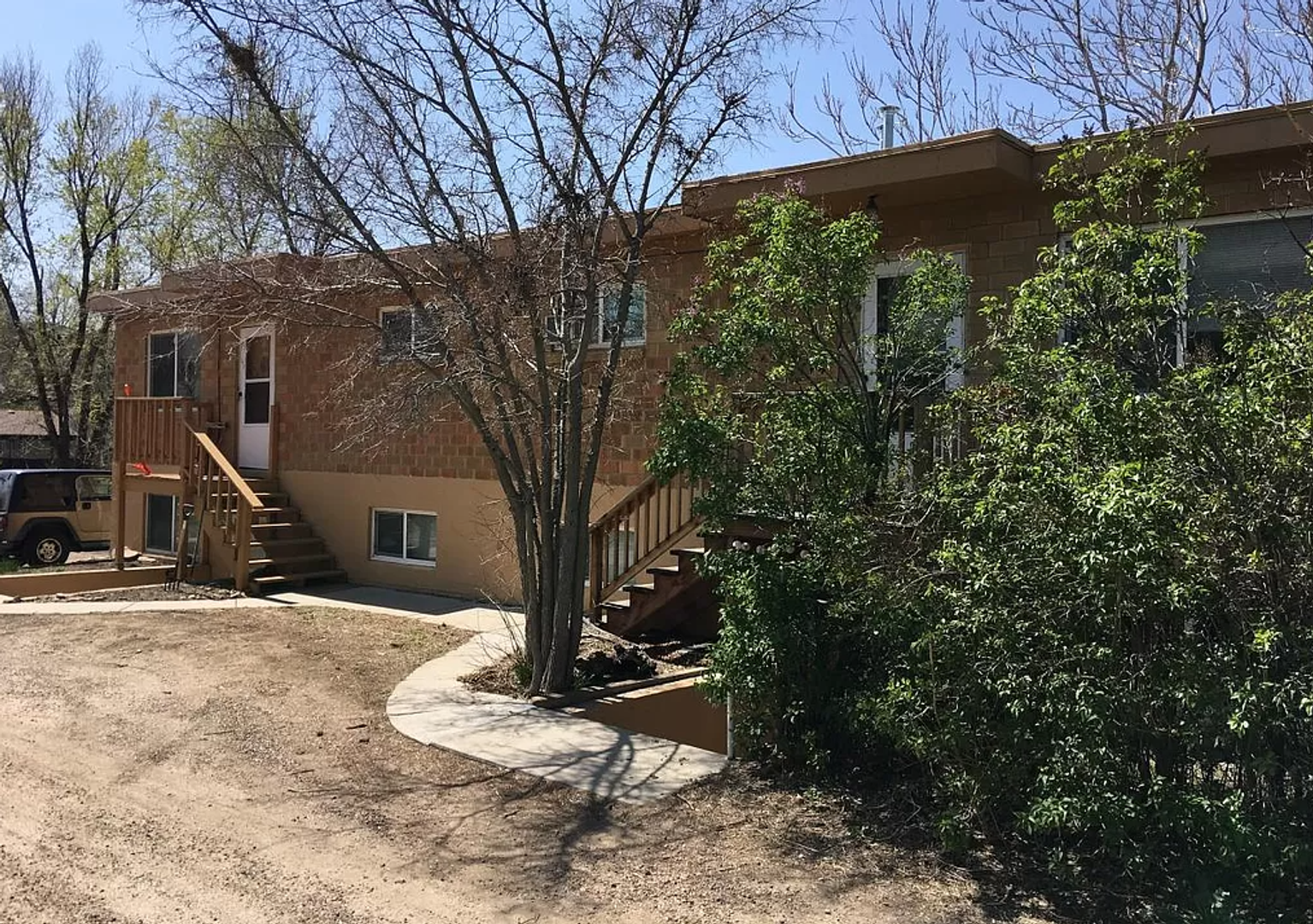Golden Apartment: 611 1st St
