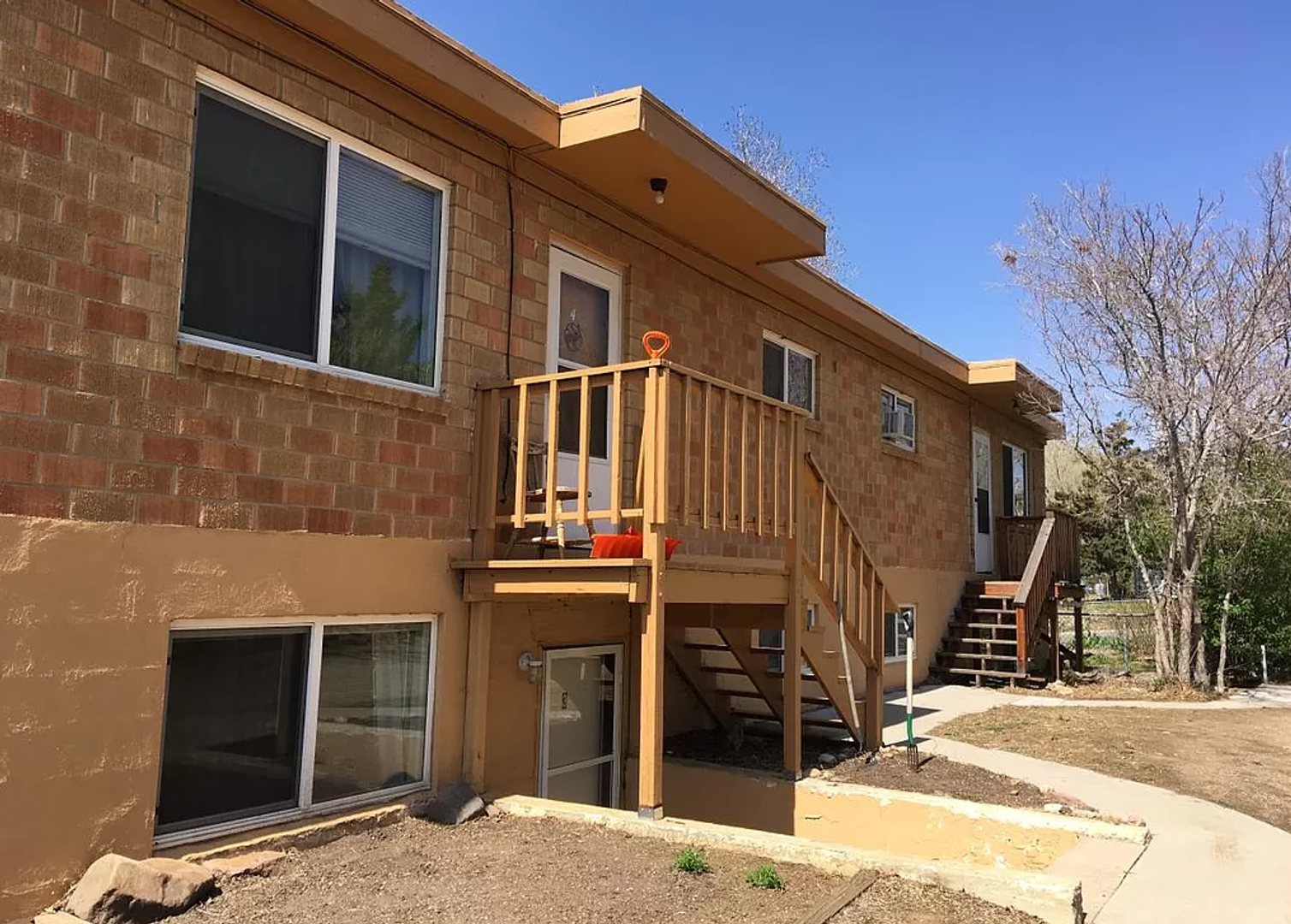 Golden Apartment: 611 1st St