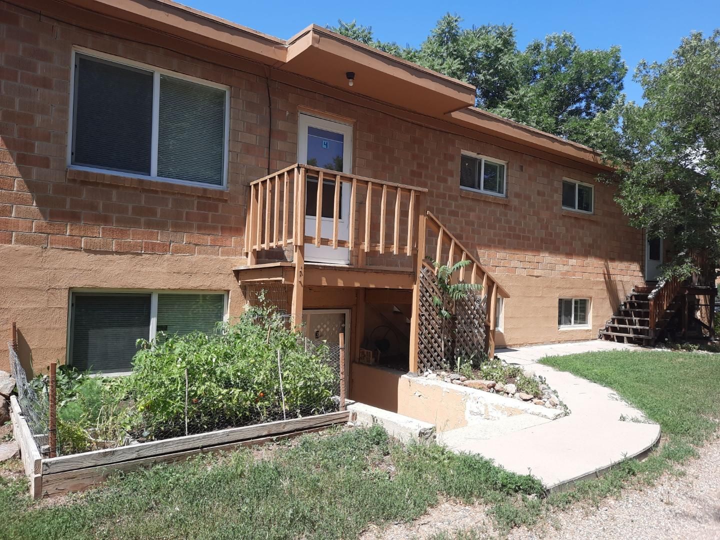 Golden Apartment: 611 1st St