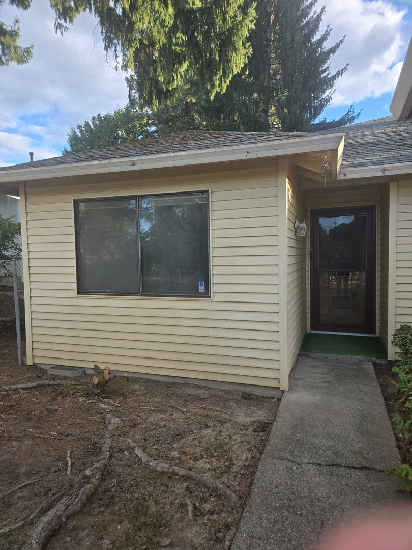 Beaverton, Apartment: 10200 - 10202 SW Crystal