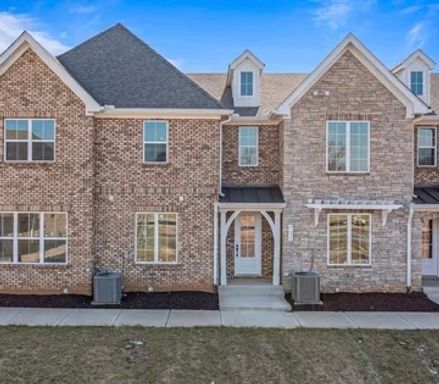 3 Bedroom Townhome + Bonus Room