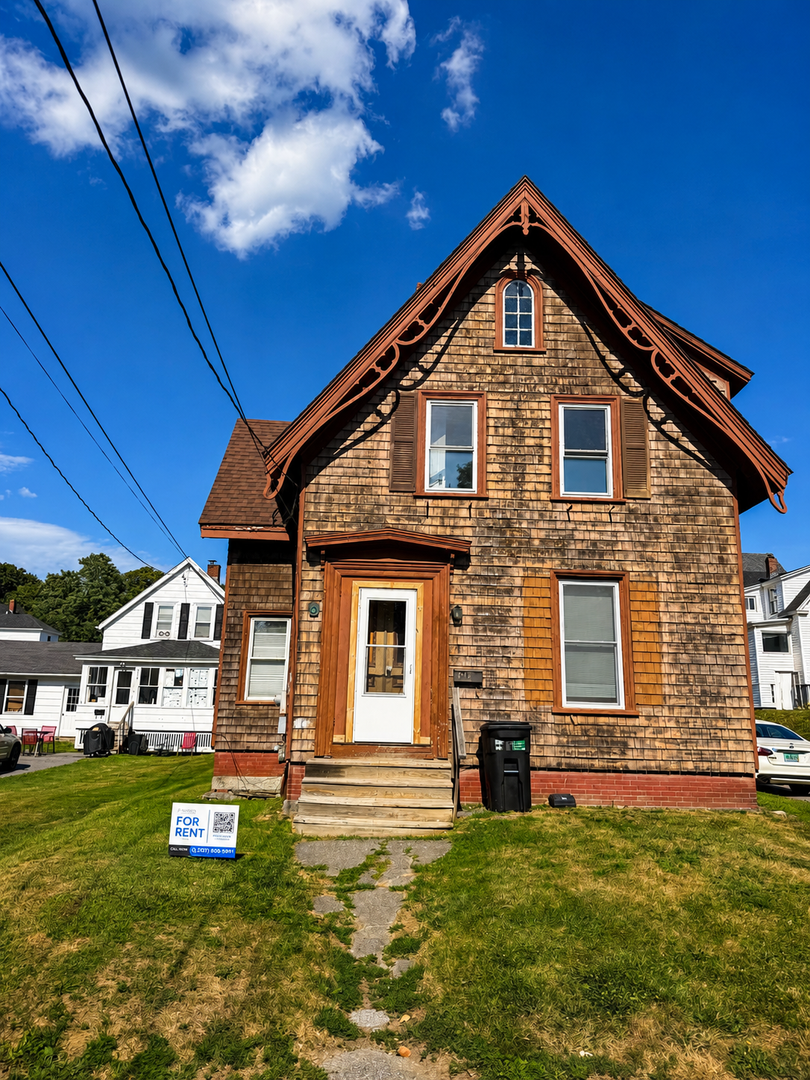 Brewer Apartment: 210 Center Street