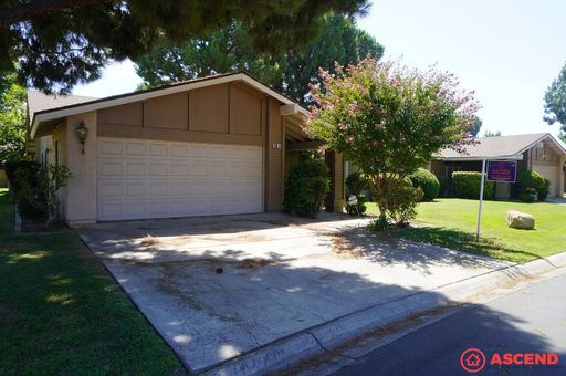 MOVE IN SPECIAL! $500 OFF FIRST MONTH RENT! 3 Bed / 1.5 Bath with Full Appliances, In-Unit Laundry & Community Pool — Garage Included – photo 1