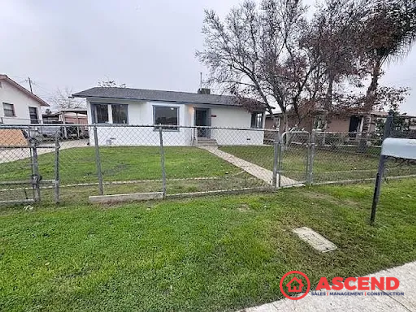 Bakersfield House: 900 Casino St