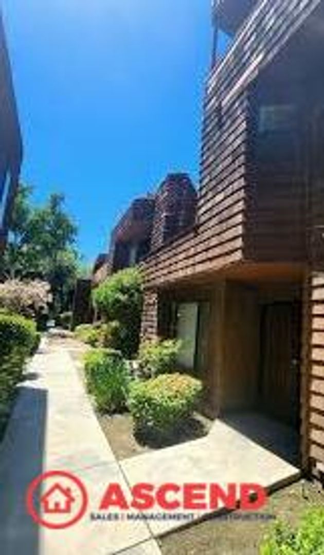 Bakersfield House: 700 New Stine Rd #19