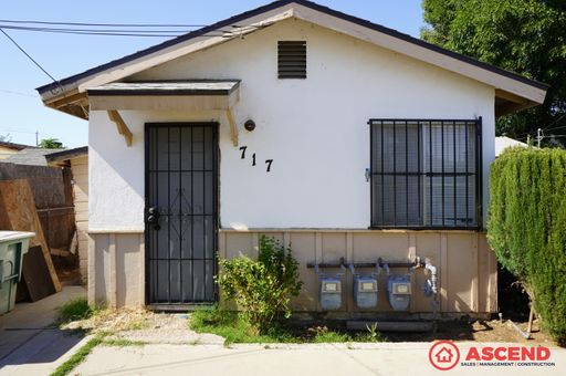 Move-In Special: $250 OFF First Month's Rent! Cozy 2 Bedroom / 1 Bath Home – Water Included | Small Pets Welcome | Bakersfield, CA 93301 – photo 1