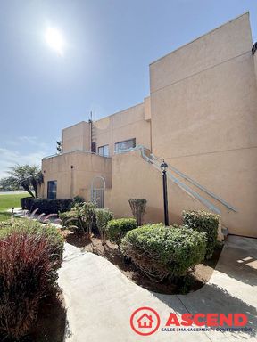 Beautifully updated 2BD/2BA downstairs unit in Bakersfield featuring brand-new upgrades throughout. Enjoy community pool access and a private lake in a great location. Call today to schedule a tour! – photo 1