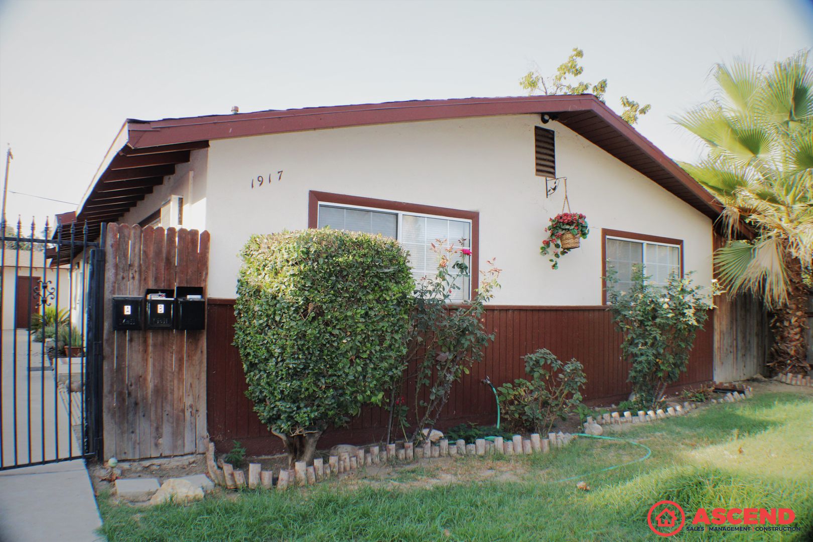 Bakersfield Apartment: 1917 Orange St