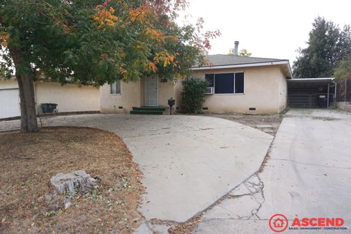 Spacious 3BD/2BA Home in Bakersfield's 93306 — Garage, Driveway, Backyard! – photo 1