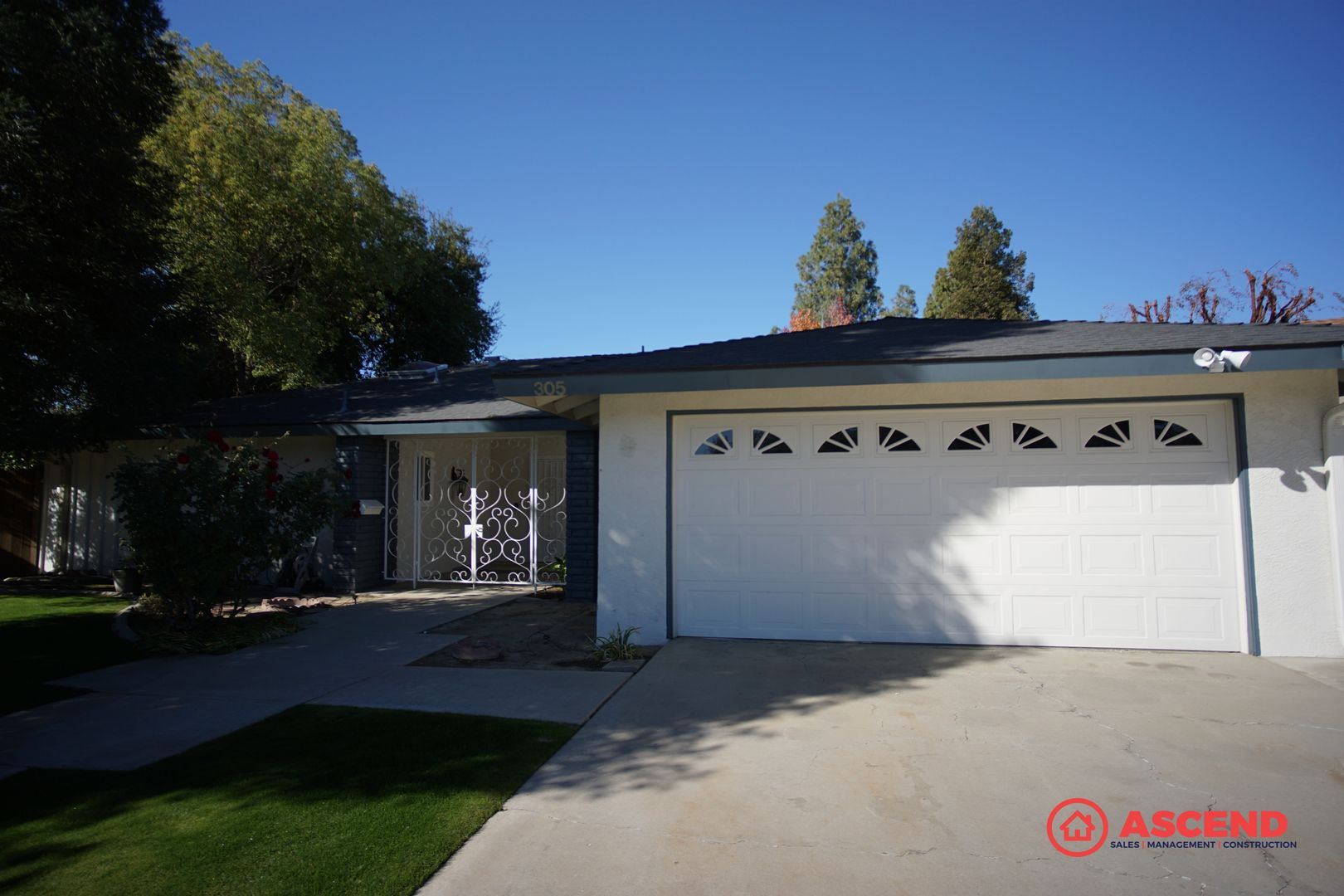 Bakersfield House: 305 Carr St