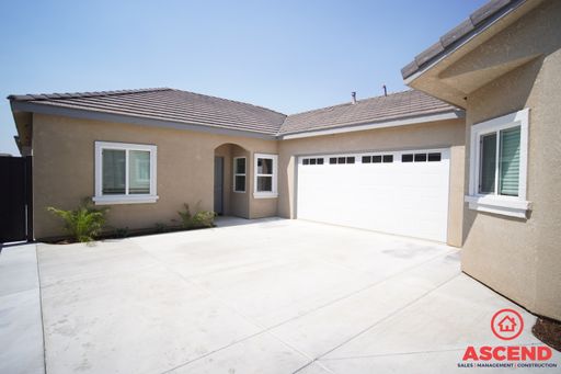 Brand New 3 Bedroom 2 Bath Apartment! – photo 1