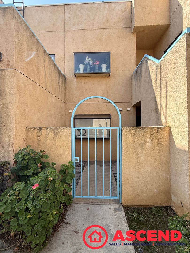 Bakersfield House: 14500 Las Palmas #32