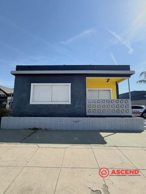 High-Exposure Commercial Gem in the Heart of Central Bakersfield – photo 1