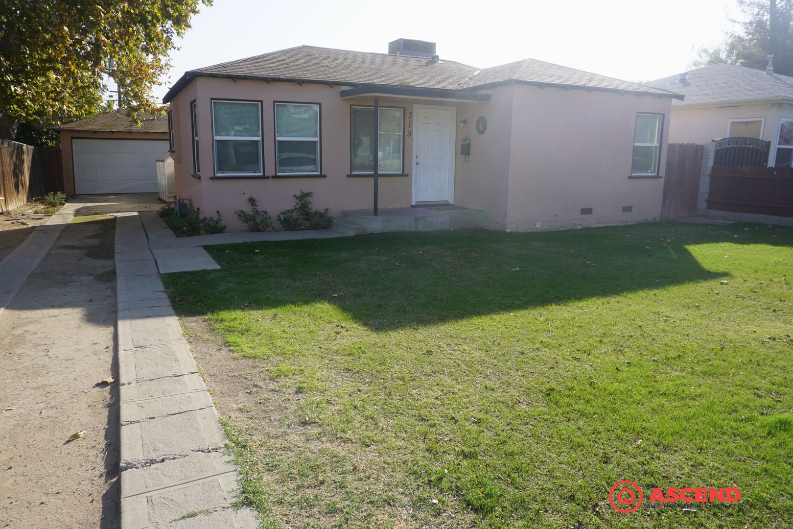 Bakersfield House: 315 Highland Dr.