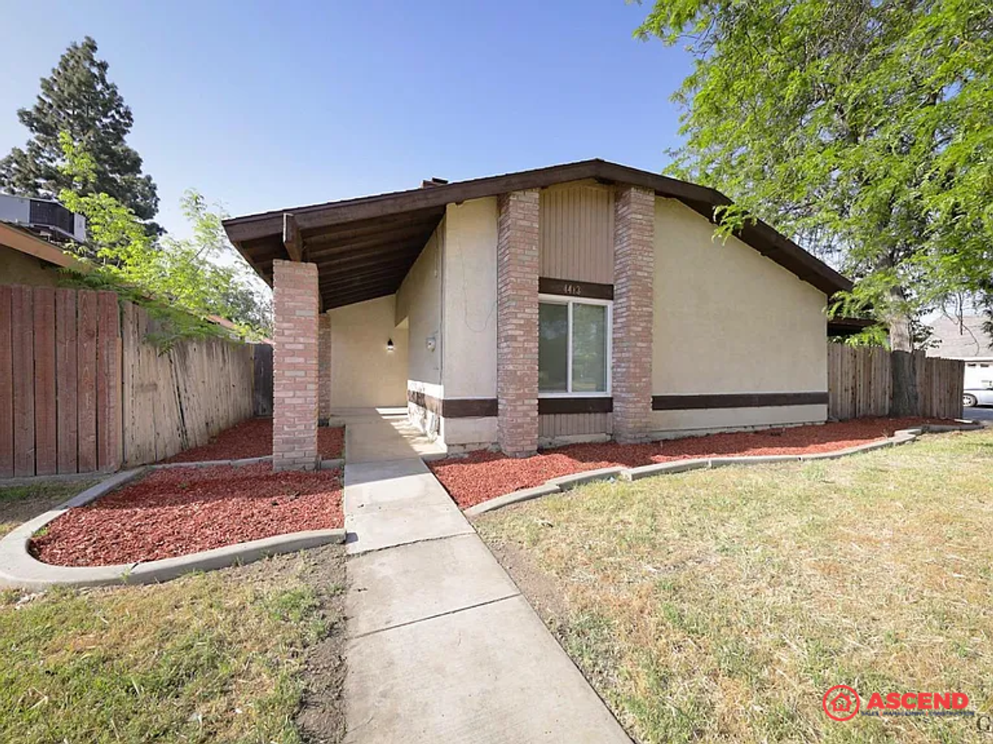 Bakersfield House: 4413 White Ln